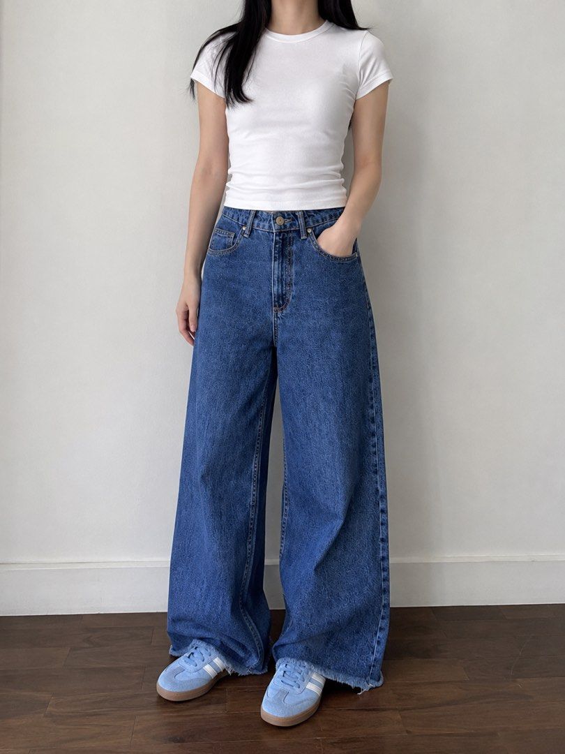 ZARA Wide Leg Cropped Jeans (Category: Jeans) located in Makati City. Submitted by lekrizstudio (Listing ID 1441911687, Image 1). Description: - Brand: ZARA - Style: Wide leg, cropped denim jeans - Features: Frayed hem, button and zip closure, two back pockets - Size: EUR 32 (USA 00, MEX 22) - Measurements: Waist approx. 13 inches (flat), Inseam approx. 25-26 inches - Good condition Important Notes: *** Sold as is. No returns, no refunds, and no 