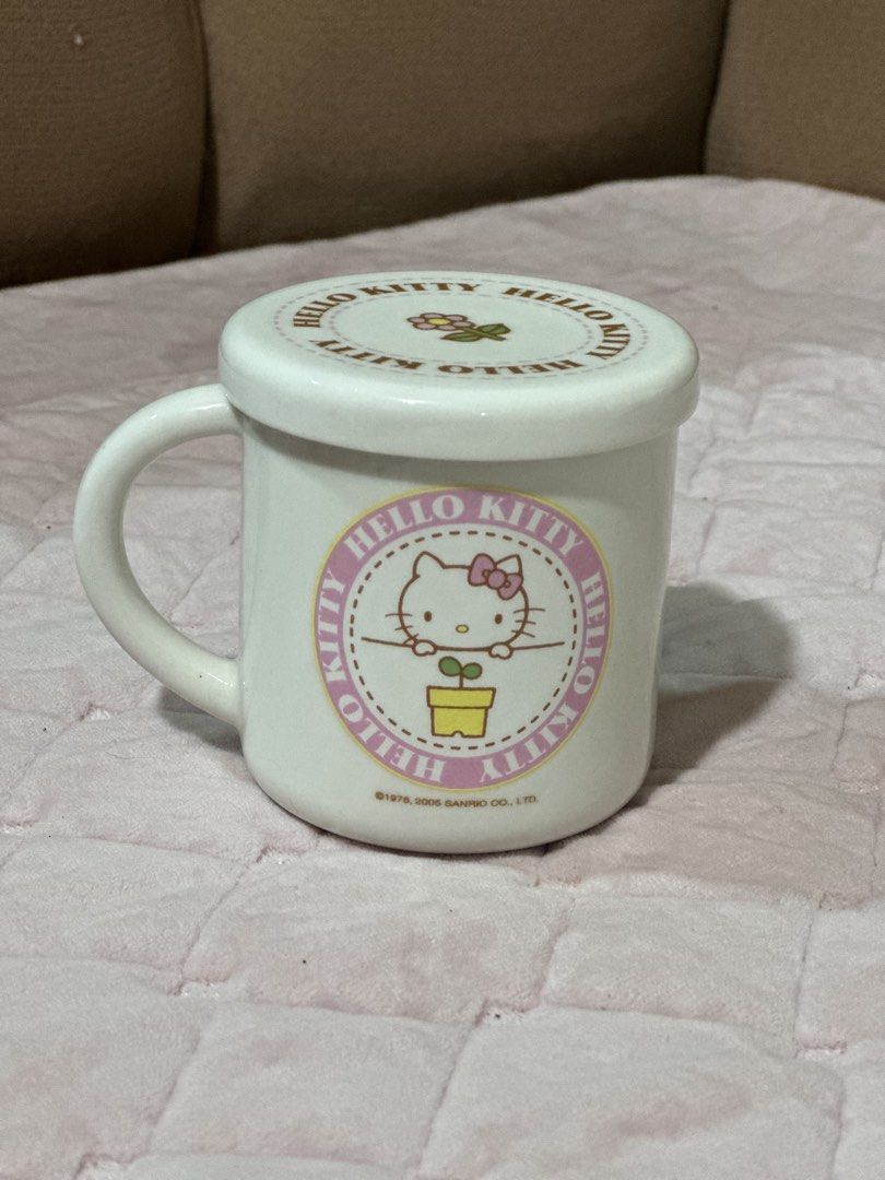 2005 Sanrio Hello Kitty ceramic mug with lid (Category: Coffee & Tea Tableware) located in Davao. Submitted by favoritepreloved (Listing ID 1441747825, Image 1). Description: 💜 unused / brand new condition 💜 Flaws: damage ang box 💜 8cm height x 7cm diameter .
