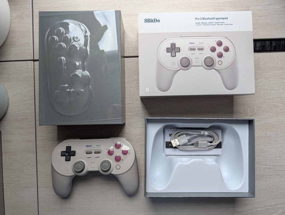 8BitDo Pro 2 Bluetooth Gamepad Controller （分類：手掣）位於 Hong Kong。 由 toggy88 提交（商品編號 1441761265，圖片 2）。簡介： 8BitDo Pro 2 Bluetooth gamepad. Works with Windows, Android, macOS, and Steam. Includes the controller, charging cable, and original packaging. Great for gaming on multiple devices.。