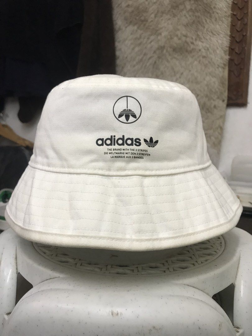 ADIDAS BUCKET HAT (Category: Caps & Hats) located in Aurora. Submitted by selme (Listing ID 1441688920, Image 1). Description: ADIDAS BUCKET HAT NO ISSUE MEDIUM TO LARGE GOOD CONDITION PANG HIKING NYO 9.5 COLOR RATE .