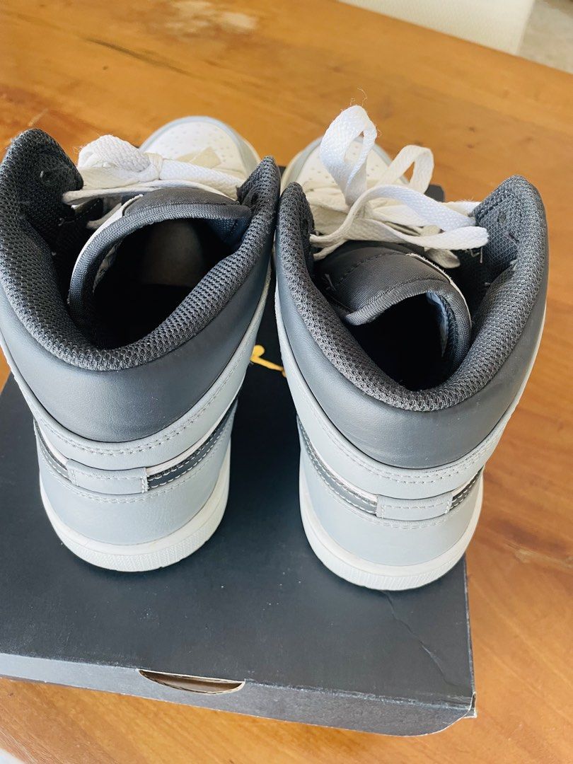 Air Jordan 1 MID SZ7 (Category: Sneakers) located in Makati City. Submitted by gr8bargain (Listing ID 1441601969, Image 3). Description: Air Jordan 1 MID Light Smoke Grey Anthracite Size 7 US Eur 40 CM 25 Original Box, Great condition purchased at Sole Republiq.