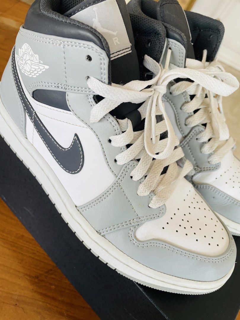 Air Jordan 1 MID SZ7 (Category: Sneakers) located in Makati City. Submitted by gr8bargain (Listing ID 1441601969, Image 2). Description: Air Jordan 1 MID Light Smoke Grey Anthracite Size 7 US Eur 40 CM 25 Original Box, Great condition purchased at Sole Republiq.