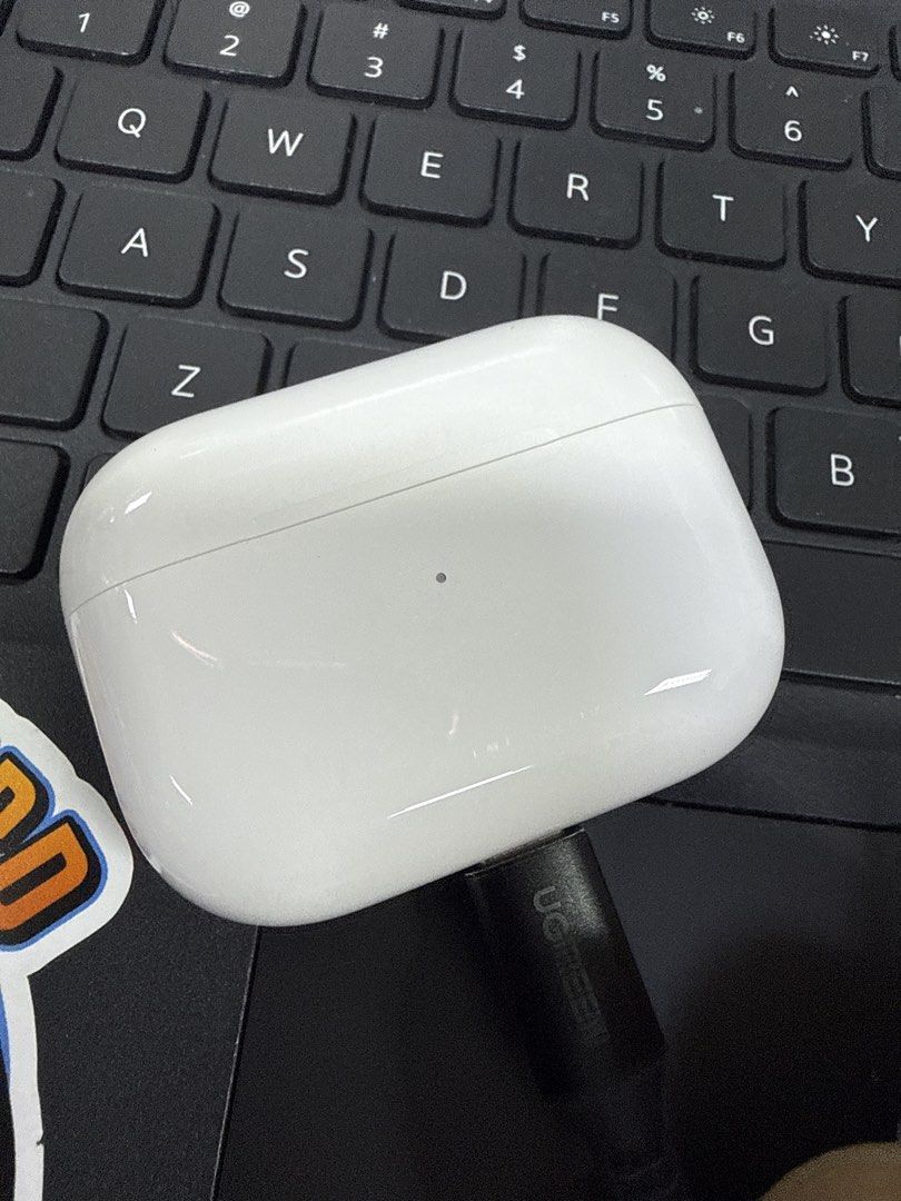 Airpods Pro 2 USB-C (Category: Earphones) located in Singapore. Submitted by cinnamorollbunny (Listing ID 1441615988, Image 1). Description: - Small indicator light on the front - Ready for a new owner.