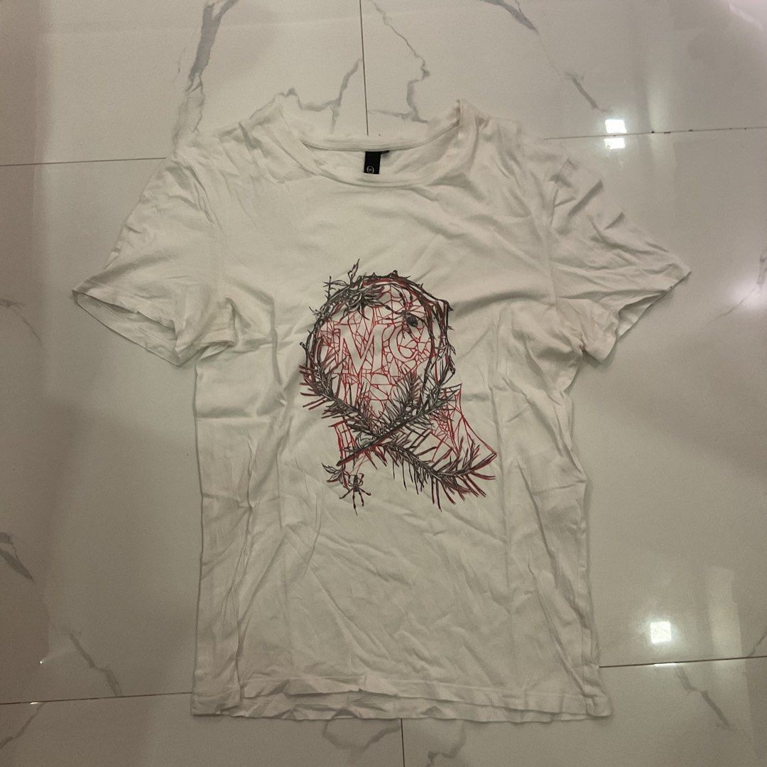 Alexander McQueen White Graphic T-Shirt (Category: Tshirts & Polo Shirts ) located in Manila. Submitted by okeanos (Listing ID 1441774351, Image 1). Description: - Authentic Alexander McQueen T-Shirt - Made in Portugal - Features a striking graphic print with red and black details on the front - Classic crew neck and short sleeves - Ideal for stylish, casual outfits.