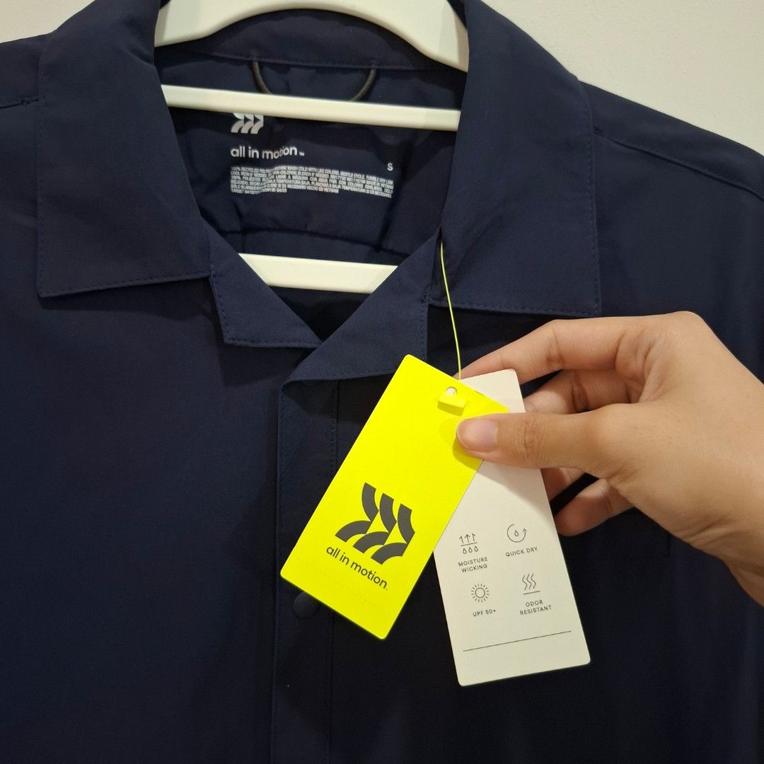 🇺🇸 All in Motion Navy Blue Shirt (Category: Tshirts & Polo Shirts ) located in Makati City. Submitted by ly.berry (Listing ID 1441622897, Image 2). Description: Brand New with tags from the US 🇺🇸 All in Motion Navy blue short sleeve button-up shirt + chest pocket + lightweight, breathable fabric. Dimensions: L 28in by W 18in price on tag is $25 or Php 1544, selling for ₱650 only! RFS: decluttering gifts from relatives.
