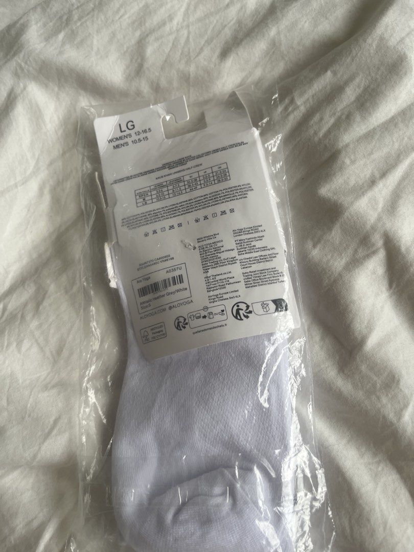 Alo Unisex Half-Crew Socks White LG (Category: Socks) located in Singapore. Submitted by tortalover5 (Listing ID 1441680581, Image 2). Description: - Brand: Alo - Color: White - Type: Unisex Half-Crew Socks - Size: LG - Features: Comfortable, Stylish - Ideal for: Everyday wear, Workouts Recently got taobao haul but accidentally ordered duplicate. Price reflects authenticity, but I can say from recent use that the quality is very nice .