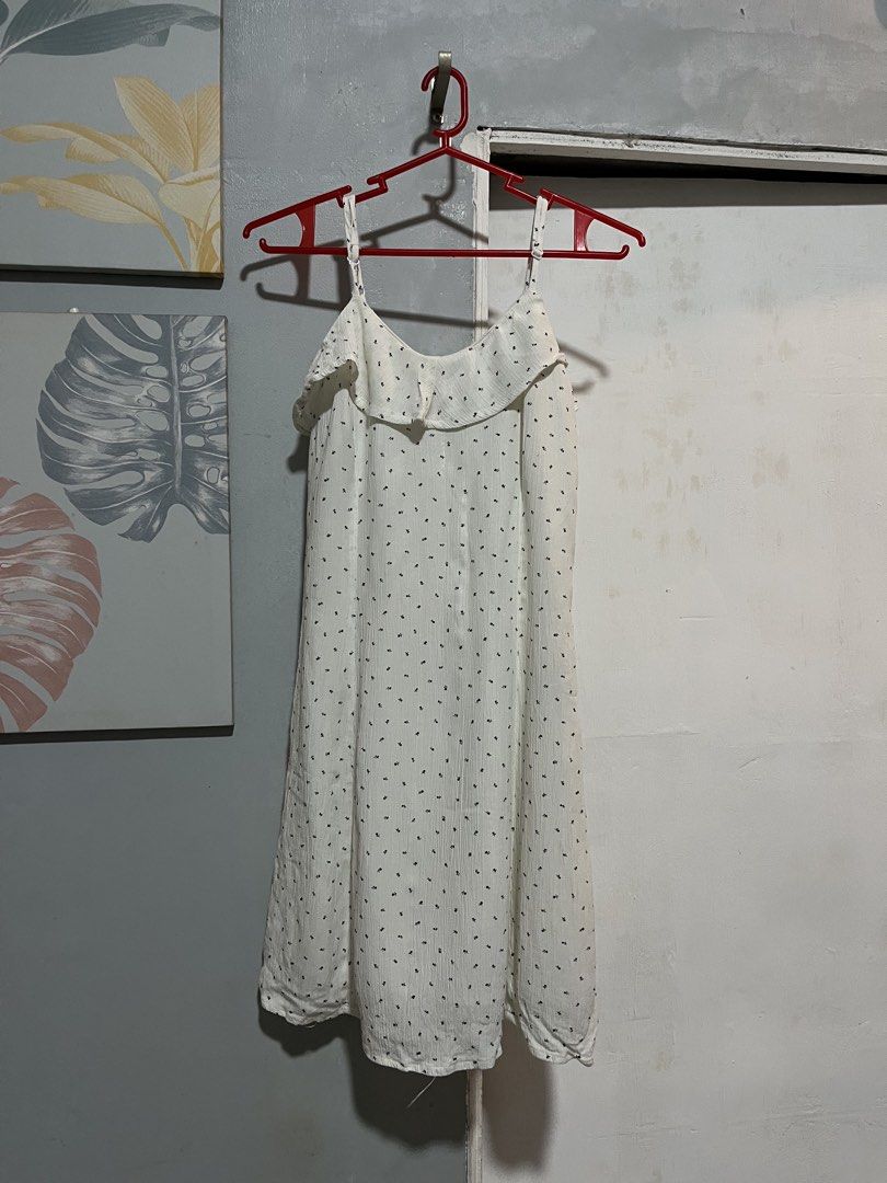 American Eagle White Mini Floral Dress (Category: Dresses) located in Taguig. Submitted by ls_ln (Listing ID 1441625599, Image 3). Description: - Cute white dress - Small black floral pattern - Ruffled neckline - Thin straps - Lightweight fabric, ideal for warm weather - Ideal for casual or beach wear - Size: XS-S - ww available (pm).