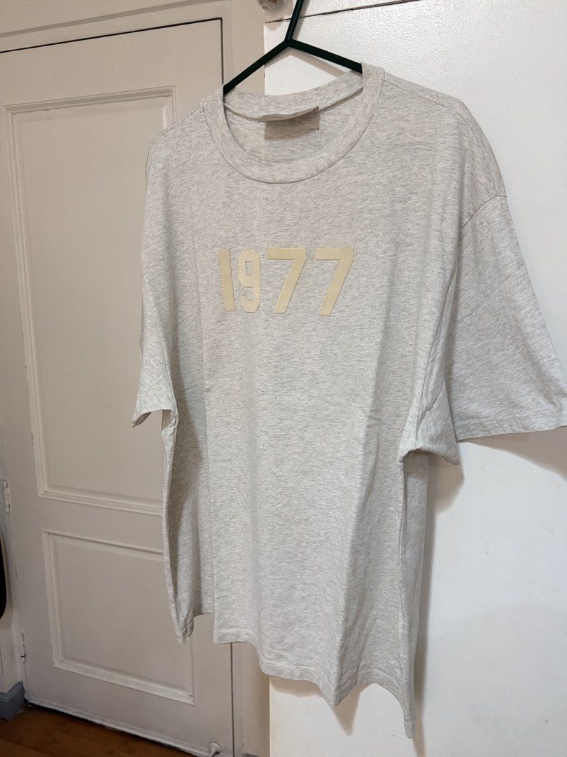 (Authentic) Essentials Fear of God 1977 Shirt Heather Grey (Category: Tshirts & Polo Shirts ) located in Cavite. Submitted by kumbin (Listing ID 1441611551, Image 3). Description: Essentials Fear of God 1977 Shirt (100% legit) Not thrifted, first owner Heather grey color, soft heavy fabric 🩶 Dimensions: 24 by 30 inches (XL fitting) Issue: Altered, kaya nawala na yung tags. (L on tag kasi ito and sobrang laki kaya pina alter ko ng size ko). Kaya 