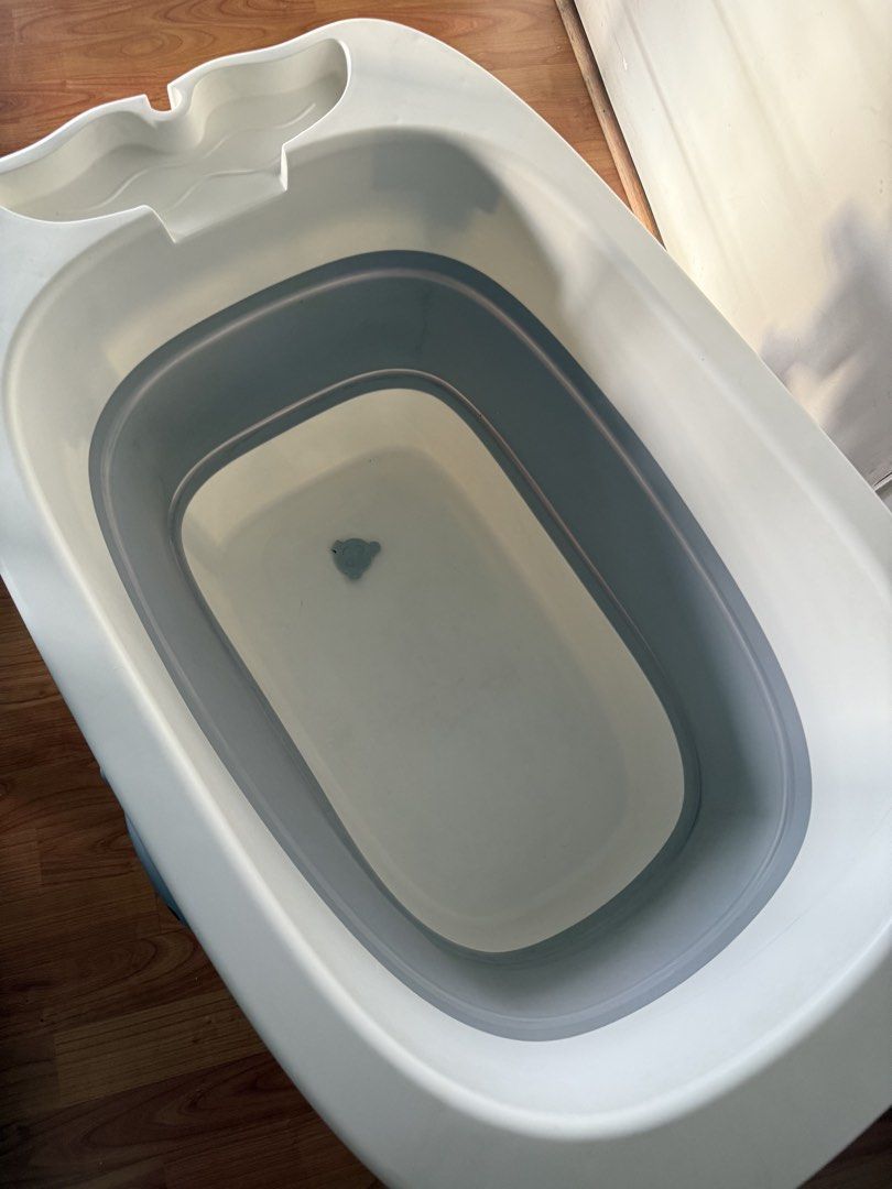 Collapsible Baby Bathtub with free seat (Category: Bathtub & Bath Accessories) located in Marikina City. Submitted by babycluttermatter (Listing ID 1441681151, Image 3). Description: .