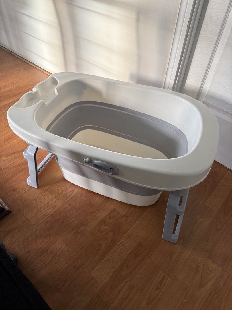 Collapsible Baby Bathtub with free seat (Category: Bathtub & Bath Accessories) located in Marikina City. Submitted by babycluttermatter (Listing ID 1441681151, Image 1). Description: .