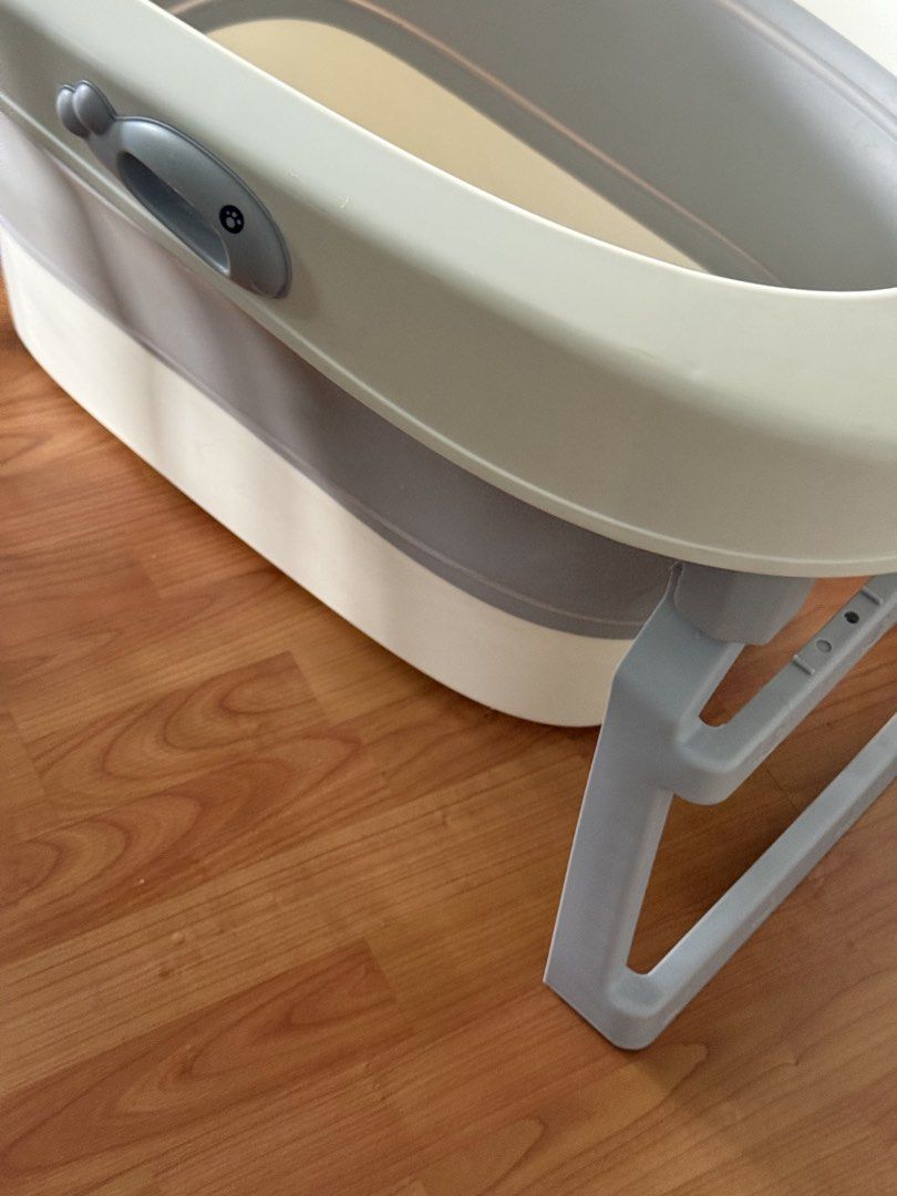 Collapsible Baby Bathtub with free seat (Category: Bathtub & Bath Accessories) located in Marikina City. Submitted by babycluttermatter (Listing ID 1441681151, Image 2). Description: .