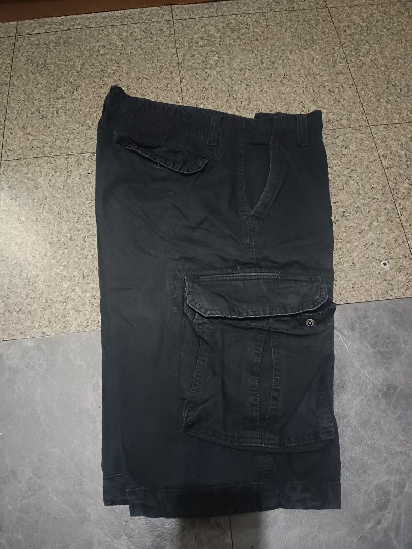 BAWANGCHENG Cargo Shorts Size 32 (Category: Shorts) located in Caloocan City. Submitted by jee2727 (Listing ID 1441634211, Image 1). Description: - Brand: BAWANGCHENG - Color: Dark Wash - Style: Cargo Shorts - Size: Tag shows 32 - Features: Multiple pockets, including a large side cargo pocket - Comfort: Elastic waistband - Occasion: Casual wear.