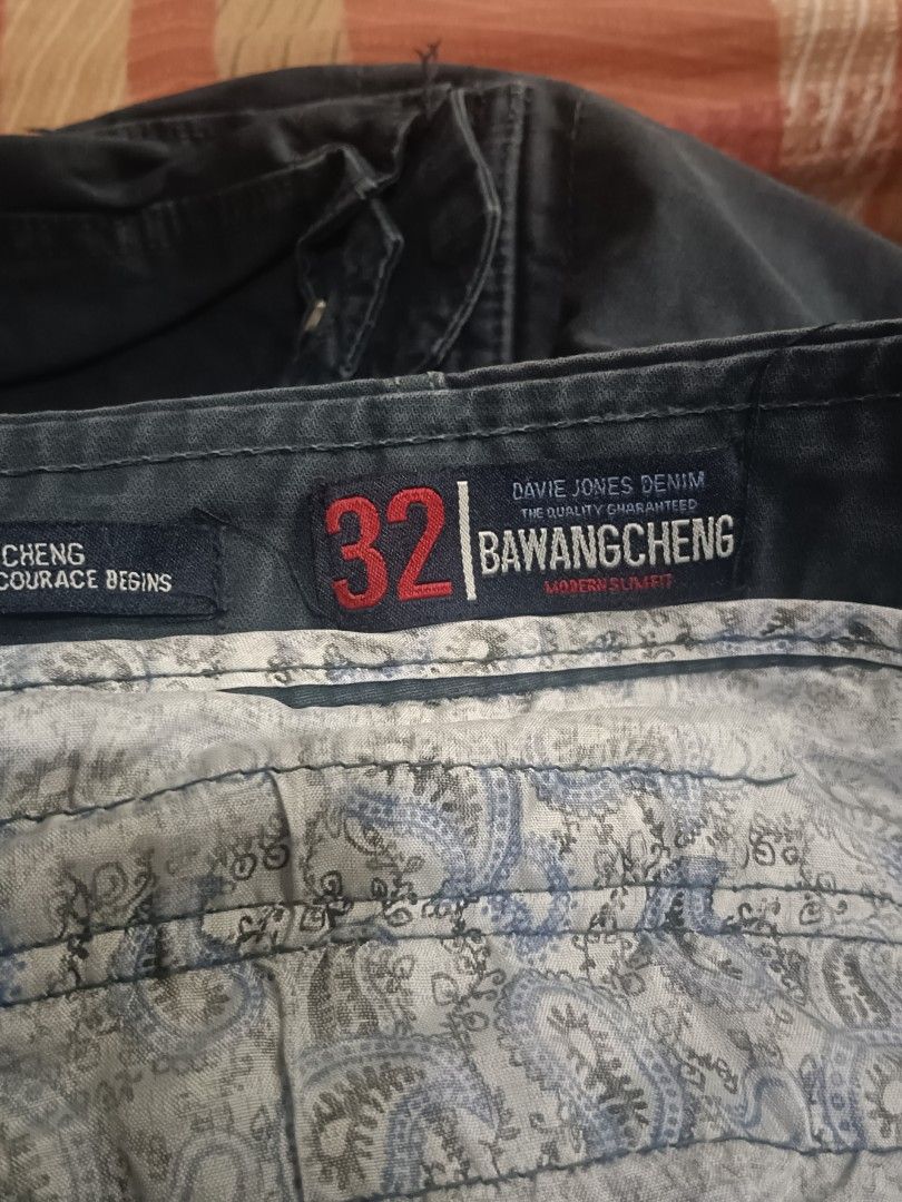 BAWANGCHENG Cargo Shorts Size 32 (Category: Shorts) located in Caloocan City. Submitted by jee2727 (Listing ID 1441634211, Image 3). Description: - Brand: BAWANGCHENG - Color: Dark Wash - Style: Cargo Shorts - Size: Tag shows 32 - Features: Multiple pockets, including a large side cargo pocket - Comfort: Elastic waistband - Occasion: Casual wear.