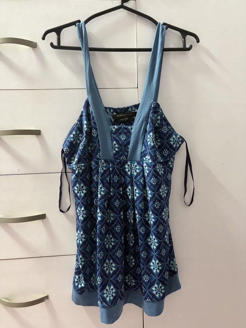 BCBGMAXAZRIA Blue Geometric Print Tank Top (Category: Sleeveless) located in Davao. Submitted by ceea77 (Listing ID 1441766607, Image 3). Description: FOR SALE: - Blue geometric pattern tank top - Size: Small (S) on tag Location: Davao.