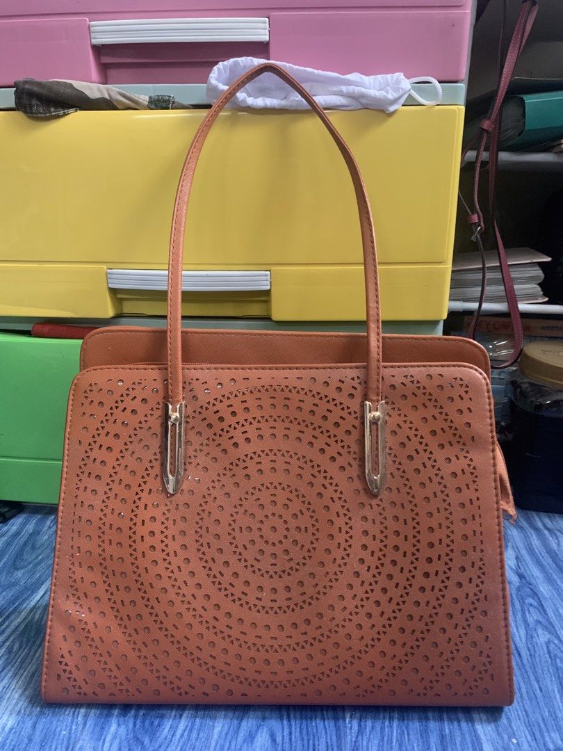 BELLADONNA Shoulder Bag (Category: Shoulder Bags) located in Pasay City. Submitted by de_clowttering (Listing ID 1441641838, Image 2). Description: Very elegant kapag suot! Needs punas lang since natambak. Flaw: Tanggal ang zipper but nababalik siya, ang problem lang is yung stopper (zipper and stopper are still in the bag!) Can do JnT or Lalamove.