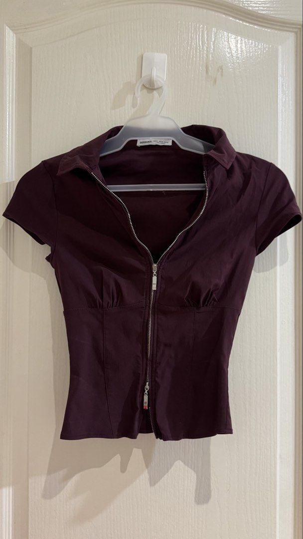Bershka Maroon Zipper Top (Category: Blouses) located in Quezon City. Submitted by baddiez_closett101 (Listing ID 1441752620, Image 1). Description: Brand new without tags, super steal! 🫶🏻.