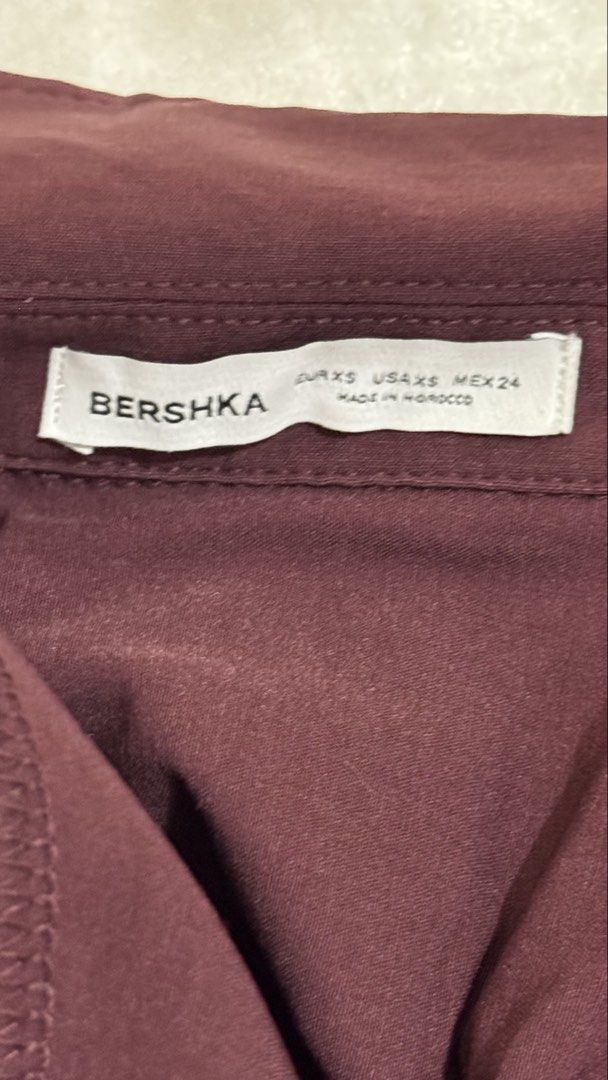 Bershka Maroon Zipper Top (Category: Blouses) located in Quezon City. Submitted by baddiez_closett101 (Listing ID 1441752620, Image 2). Description: Brand new without tags, super steal! 🫶🏻.
