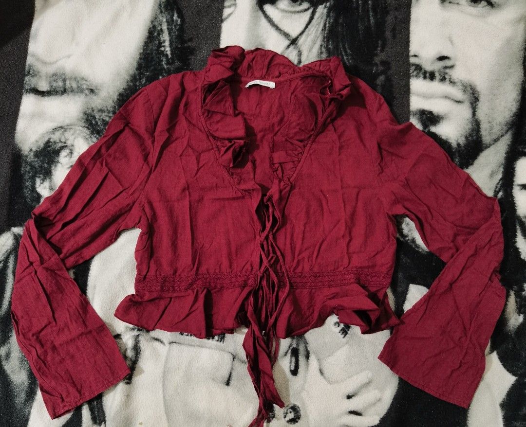 Bershka Red Cropped Tie-Front Blouse (Category: Blouses) located in Santa Cruz. Submitted by oddpenguin-4575 (Listing ID 1441753551, Image 2). Description: 📌.....P L E A S E R E A D..... 📌measurement:Laid flat Sh-17"/Sleeve-25"/Chest-19"/Lenght-19"/armhole-6.5"/armpit-10" 📌Brand:Bershka 📌color-10/10 📌- Red cropped blouse from Bershka - Long bell sleeves - Ruffled collar and hem - Tie-front closure with decorative trim - Estimated size: Mediu