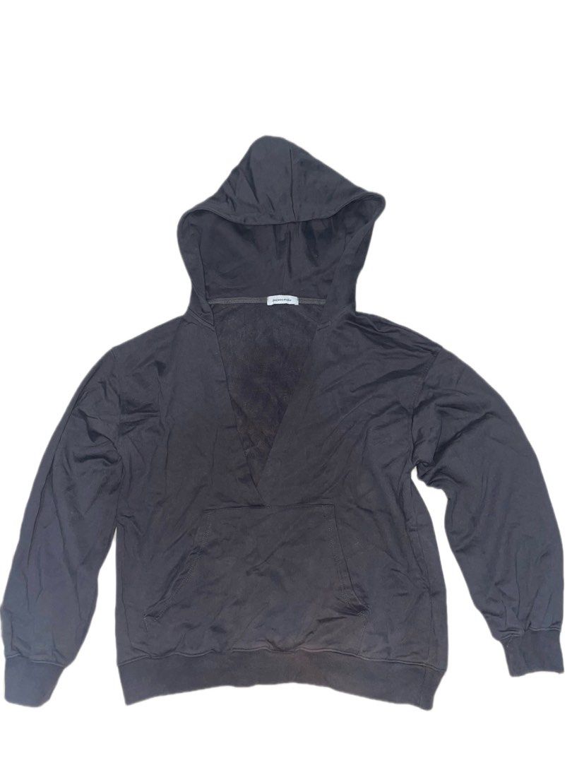 Black crossover V-neck pullover hoodie with kangaroo pocket (Category: Coats, Jackets and Outerwear) located in Angeles City. Submitted by keanthr (Listing ID 1441743209, Image 1). Description: issues in the picture .