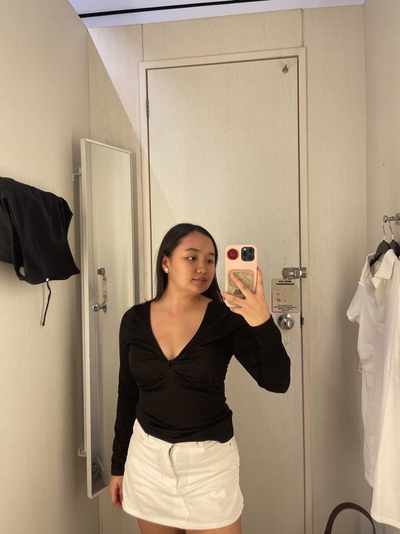 Black Long Sleeve Twist Front V-Neck Top (Category: Blouses) located in Pateros City. Submitted by wydji_ (Listing ID 1441715189, Image 1). Description: - Black long sleeve top - Flattering V-neckline - Unique twist detail at the front - Stretchy and comfortable material - Versatile: great for casual wear or dressing up for a night out.