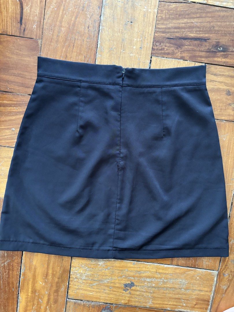 Black Mini Skirt (Category: Skirts) located in Muntinlupa City. Submitted by 4nnika (Listing ID 1441594493, Image 2). Description: - Zipper closure at the back - Perfect for casual outings or dressing up 😍 - minor flaw: small hem at back, not noticeable when worn .