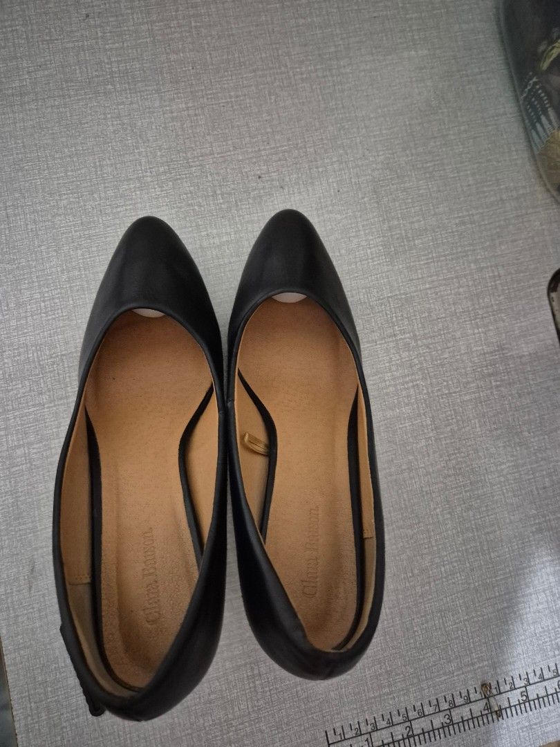 Black Pointed Toe Heels (Category: Heels) located in Quezon City. Submitted by conchicken (Listing ID 1441746375, Image 2). Description: - Classic black pointed-toe heels - Comfortable for work or going out - bought from Italy, comfy leather, size 7 wore a few times only. im excellent condition .