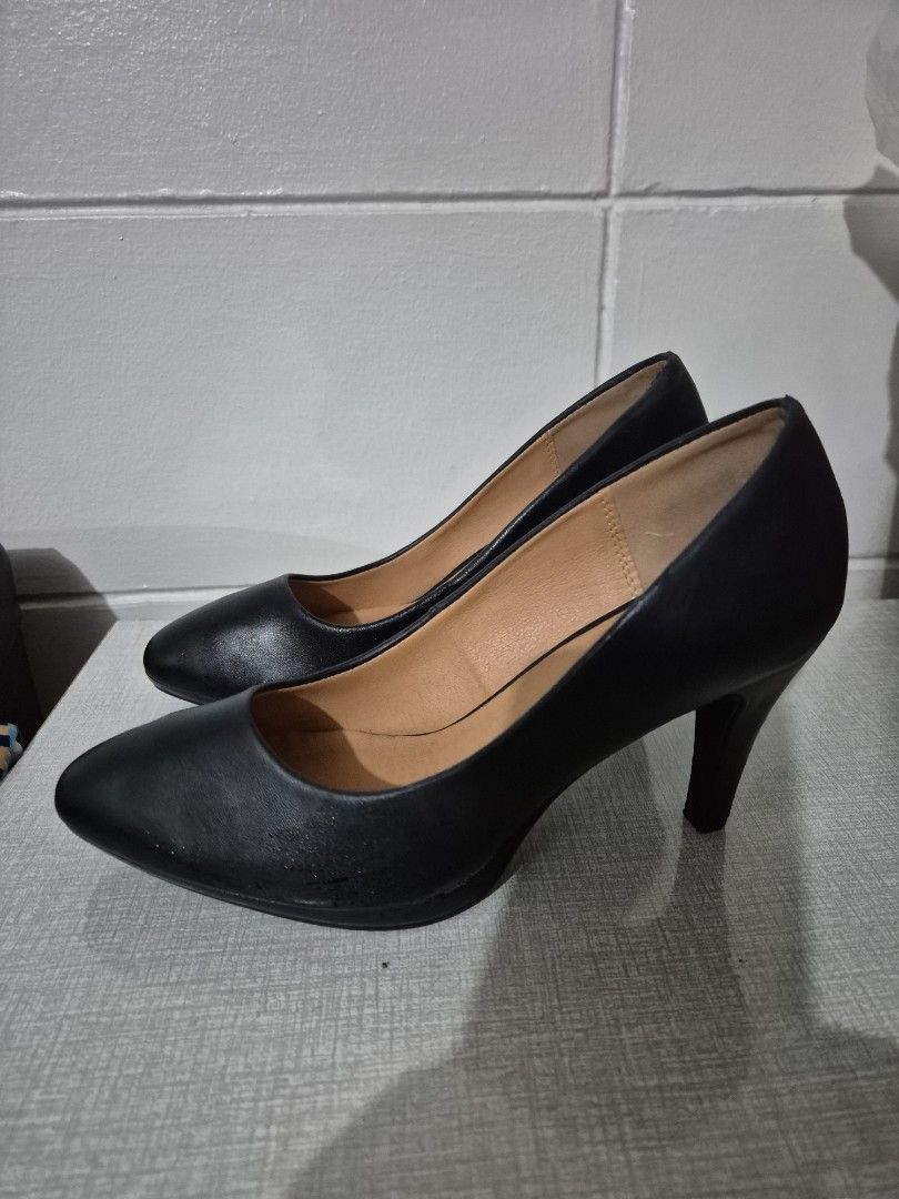 Black Pointed Toe Heels (Category: Heels) located in Quezon City. Submitted by conchicken (Listing ID 1441746375, Image 3). Description: - Classic black pointed-toe heels - Comfortable for work or going out - bought from Italy, comfy leather, size 7 wore a few times only. im excellent condition .