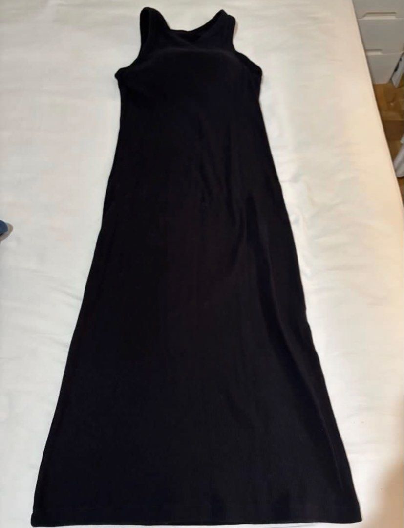 Black Sleeveless Maxi Dress (Category: Dresses) located in Cabanatuan. Submitted by scrlttt (Listing ID 1441736074, Image 2). Description: - Simple black sleeveless maxi dress - Comfortable and versatile - Great for layering or wearing on its own - Easy to dress up or down - A wardrobe staple.