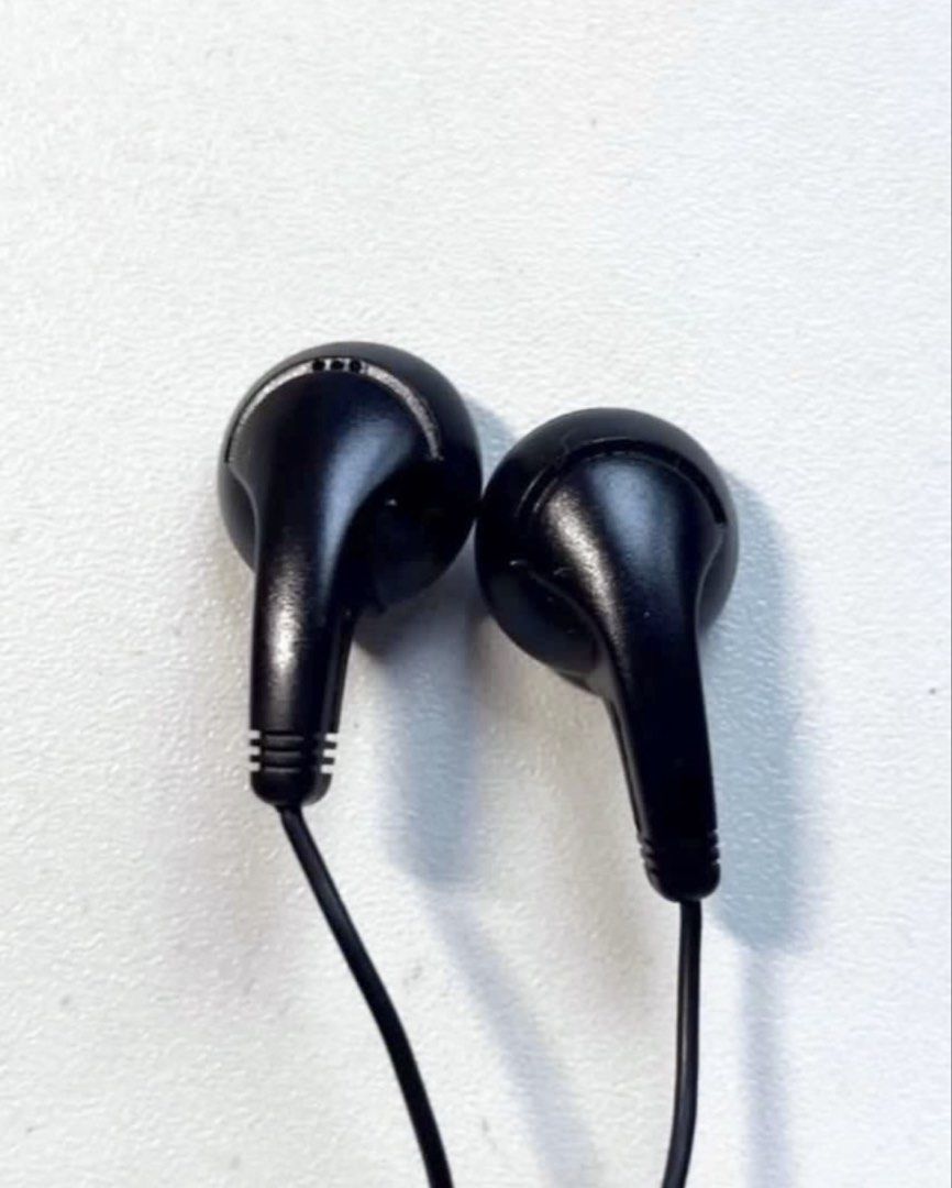Black Wired Earphones472062777853880321