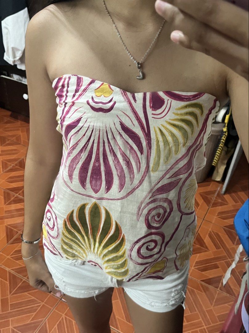 Boho Floral Print Strapless Tube Top (Category: Others Tops) located in Pasig City. Submitted by snoostuff (Listing ID 1441667726, Image 1). Description: -linen fabric - wore js take a pic - gifted to me but not my style - best fit xs to s dm for more questions.