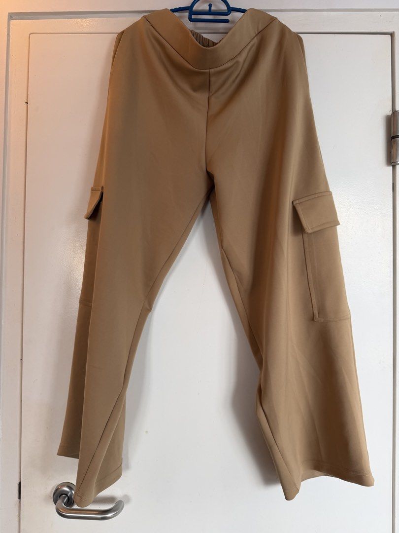 Cargo pants in khaki (Category: Bottoms) located in Singapore. Submitted by SXHXFXQXH (Listing ID 1441643168, Image 1). Description: Cargo pants in khaki. From adorn, wore once only. Letting go at $10. Can fit up to 2xl.