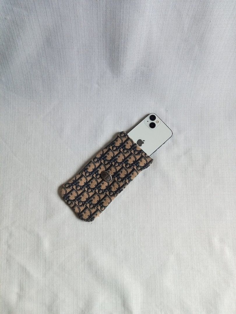 Christian dior oblique phone case (Category: Luxury Bags & Wallets) located in Bagabag. Submitted by thrift_stories96 (Listing ID 1441755943, Image 1). Description: Christian dior oblique phone case Kasya iphone or any phone na 6 to 6.5 inches Measurement Height - 8 Width - 4 Cotton interior material navy blue Condition - Rank SA No flaw.