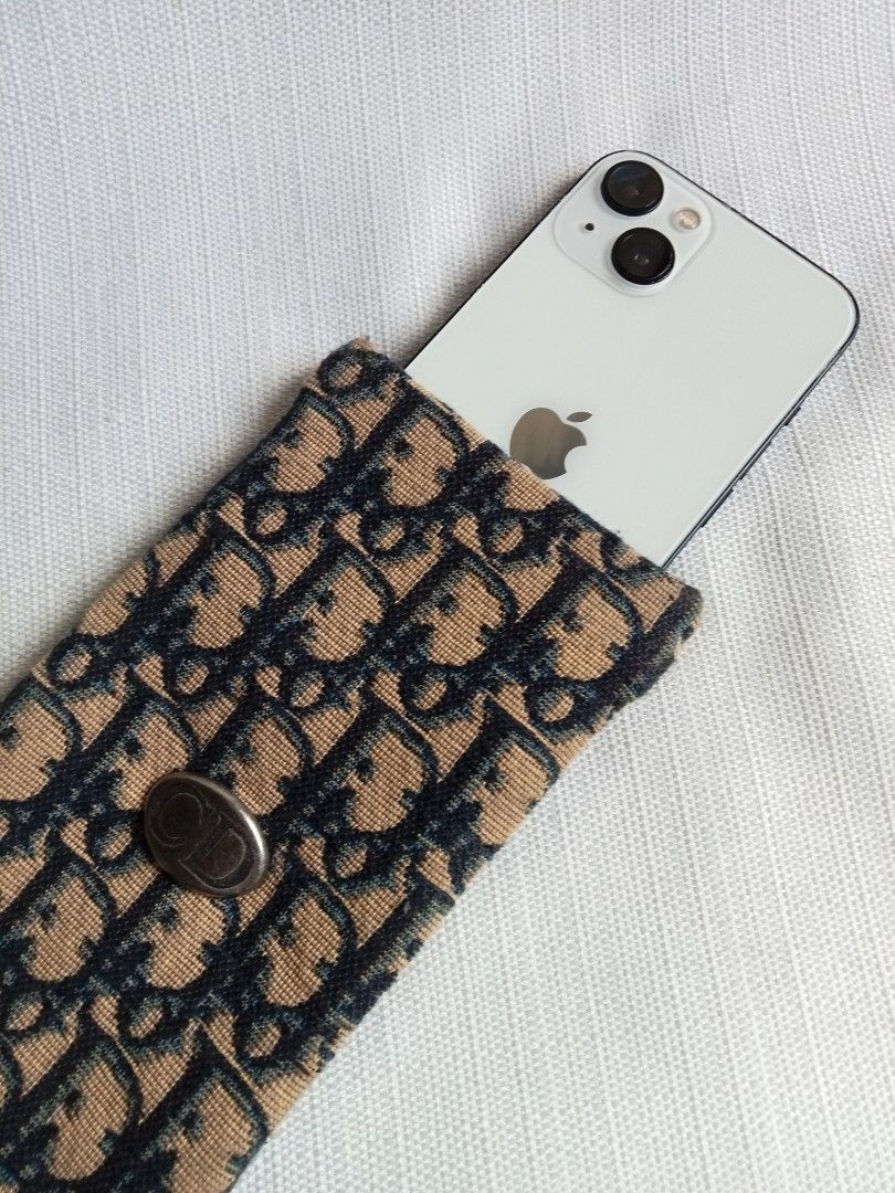 Christian dior oblique phone case (Category: Luxury Bags & Wallets) located in Bagabag. Submitted by thrift_stories96 (Listing ID 1441755943, Image 2). Description: Christian dior oblique phone case Kasya iphone or any phone na 6 to 6.5 inches Measurement Height - 8 Width - 4 Cotton interior material navy blue Condition - Rank SA No flaw.
