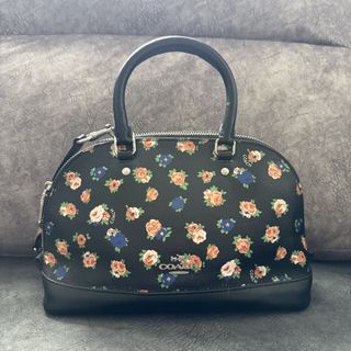 (Category: ) located in . Submitted by fityourwardrobe (Listing ID 1441588058, Image 1). Description: .