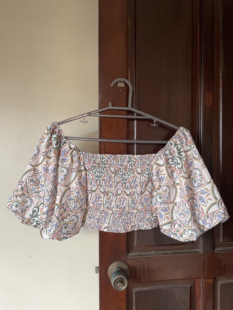 Crop Top with Puff Sleeves (Category: Blouses) located in Pasig City. Submitted by ysaint (Listing ID 1441704554, Image 2). Description: Selling my favorite crop top! Can also be off shoulder :) Fits xs-s, used thrice No issues, ready to wear.