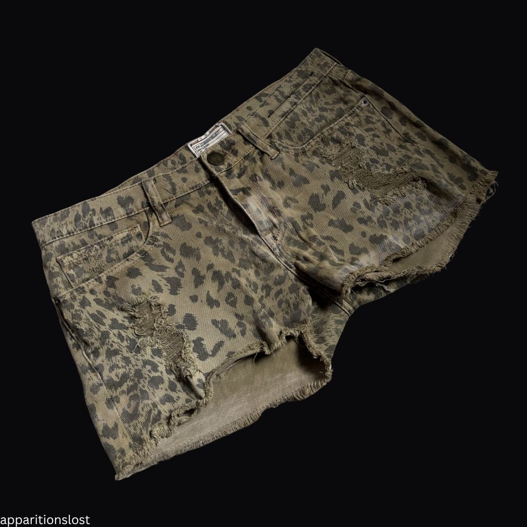 CURRENT ELLIOT Animal Print Denim Shorts (Category: Shorts) located in Pasig City. Submitted by apparitionslost (Listing ID 1441774852, Image 2). Description: +sf AUTHENTIC My fav piece, good distressing too Preloved Length: 10.5in Width: 30in GCash only.