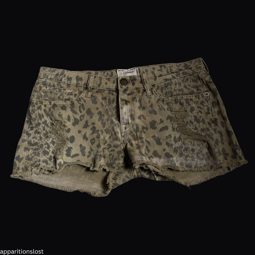 CURRENT ELLIOT Animal Print Denim Shorts (Category: Shorts) located in Pasig City. Submitted by apparitionslost (Listing ID 1441774852, Image 1). Description: +sf AUTHENTIC My fav piece, good distressing too Preloved Length: 10.5in Width: 30in GCash only.