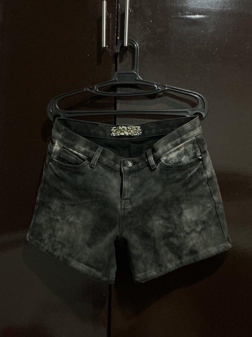 low waist short (Category: Shorts) located in Manila. Submitted by nschyx (Listing ID 1441724506, Image 2). Description: pre-loved size: 29-30 length: 12.5inch width: 18.5inch 9/10 condition PM for more info.
