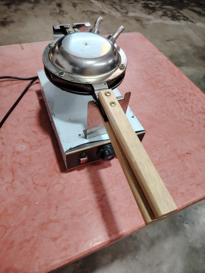 Egg Waffle Maker (Category: Other Kitchen Appliances) located in Kuala Lumpur. Submitted by livewater.b5a3dc (Listing ID 1441641765, Image 2). Description: - Commercial Egg Waffle Maker (Model FY-6) - Power: 220V, 1.4KW - Temperature Control: 50-250°C - Dimensions: 340mm x 240mm x 220mm - Ideal for Bubble Waffles & Egg Tarts - Features an easy-to-use wooden handle.