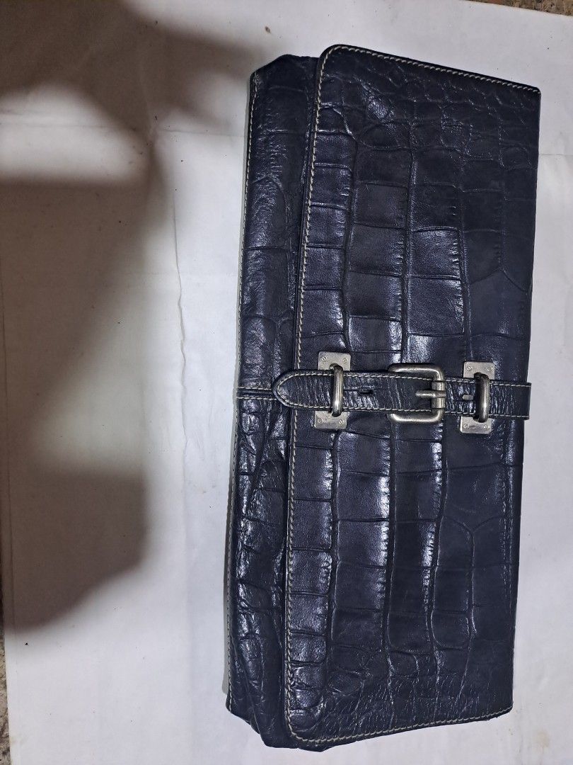 Enzo Pull Black Crocodile Embossed Leather Clutch Bag (Category: Luxury Bags & Wallets) located in Davao. Submitted by bravemoon_556cd5 (Listing ID 1441741564, Image 1). Description: - Elegant black clutch bag - Luxurious crocodile embossed texture - Secure buckle closure on front flap - Interior Enzo Poli logo - Ideal for evening events or as a statement accessory - Dimensions: Approximately 13 inches wide x 6 inches tall (when closed).