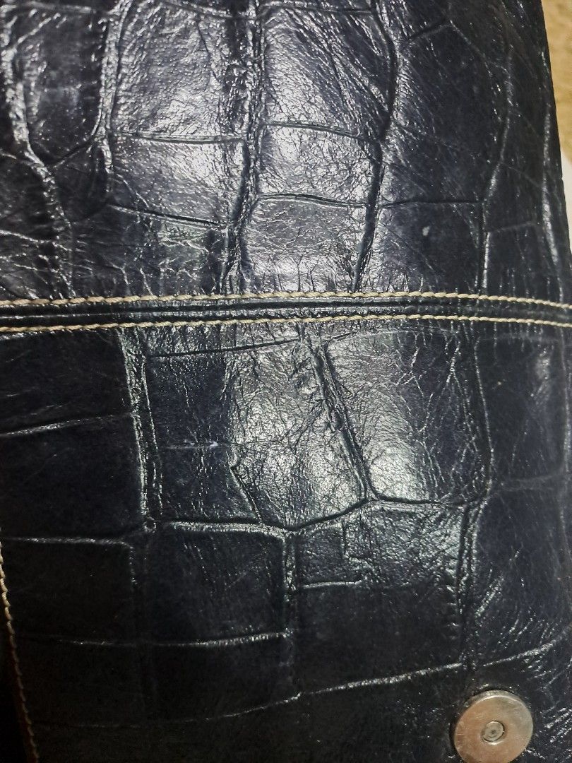 Enzo Pull Black Crocodile Embossed Leather Clutch Bag (Category: Luxury Bags & Wallets) located in Davao. Submitted by bravemoon_556cd5 (Listing ID 1441741564, Image 2). Description: - Elegant black clutch bag - Luxurious crocodile embossed texture - Secure buckle closure on front flap - Interior Enzo Poli logo - Ideal for evening events or as a statement accessory - Dimensions: Approximately 13 inches wide x 6 inches tall (when closed).
