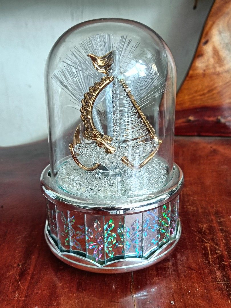 Fiber Optic Dome Music Box, Working (Category: Portable Music Players) located in Imus. Submitted by ABrielleC (Listing ID 1441653356, Image 1). Description: Video Link https://youtube.com/shorts/aQZncqurSCE?si=zjYc--l-KWHIb3sa Glass Dome Height-6.5in Diameter-4in Weight-0.4kg Battery-AA(3x), not included Japan Surplus Item First to pay Loc Imus Cavite.