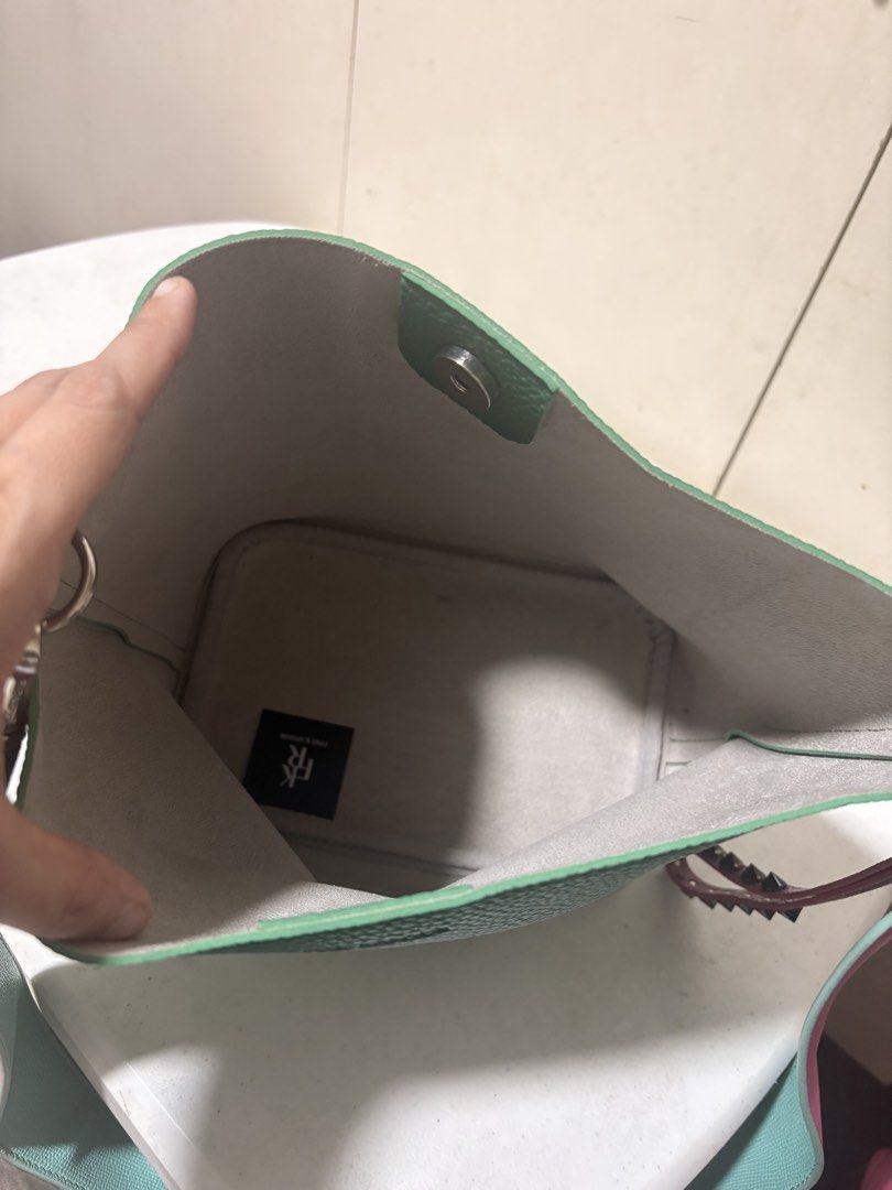 FIND KAPOOR Bag & Pink Square Bag (Category: Shoulder Bags) located in Mandaluyong City. Submitted by olxph_821033014 (Listing ID 1441755433, Image 3). Description: Deluttering Visayas Ave QC - Green FIND KAPOOR textured bucket bag leather - Magnetic closure - Adjustable strap - Pink square bag - Zip closure - Patterned interior - Adjustable strap - Perfect for everyday or night out.
