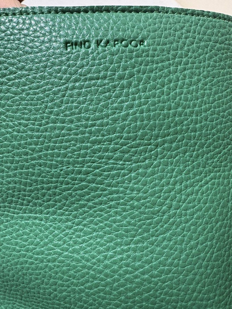 FIND KAPOOR Bag & Pink Square Bag (Category: Shoulder Bags) located in Mandaluyong City. Submitted by olxph_821033014 (Listing ID 1441755433, Image 2). Description: Deluttering Visayas Ave QC - Green FIND KAPOOR textured bucket bag leather - Magnetic closure - Adjustable strap - Pink square bag - Zip closure - Patterned interior - Adjustable strap - Perfect for everyday or night out.