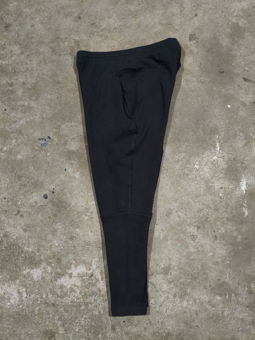 FOG ESSENTIALS JOGGER PANTS (Category: Joggers) located in Jiabong. Submitted by pwanad_thrifts (Listing ID 1441771326, Image 2). Description: FOG ESSENTIALS JOGGER PANTS Size: 32-38 (Garterize) Condition: Good Condition (makapal ang tela) Color Rate: 8.8/10 Issue: Minimal Sun fades 💰: 250 +sf.