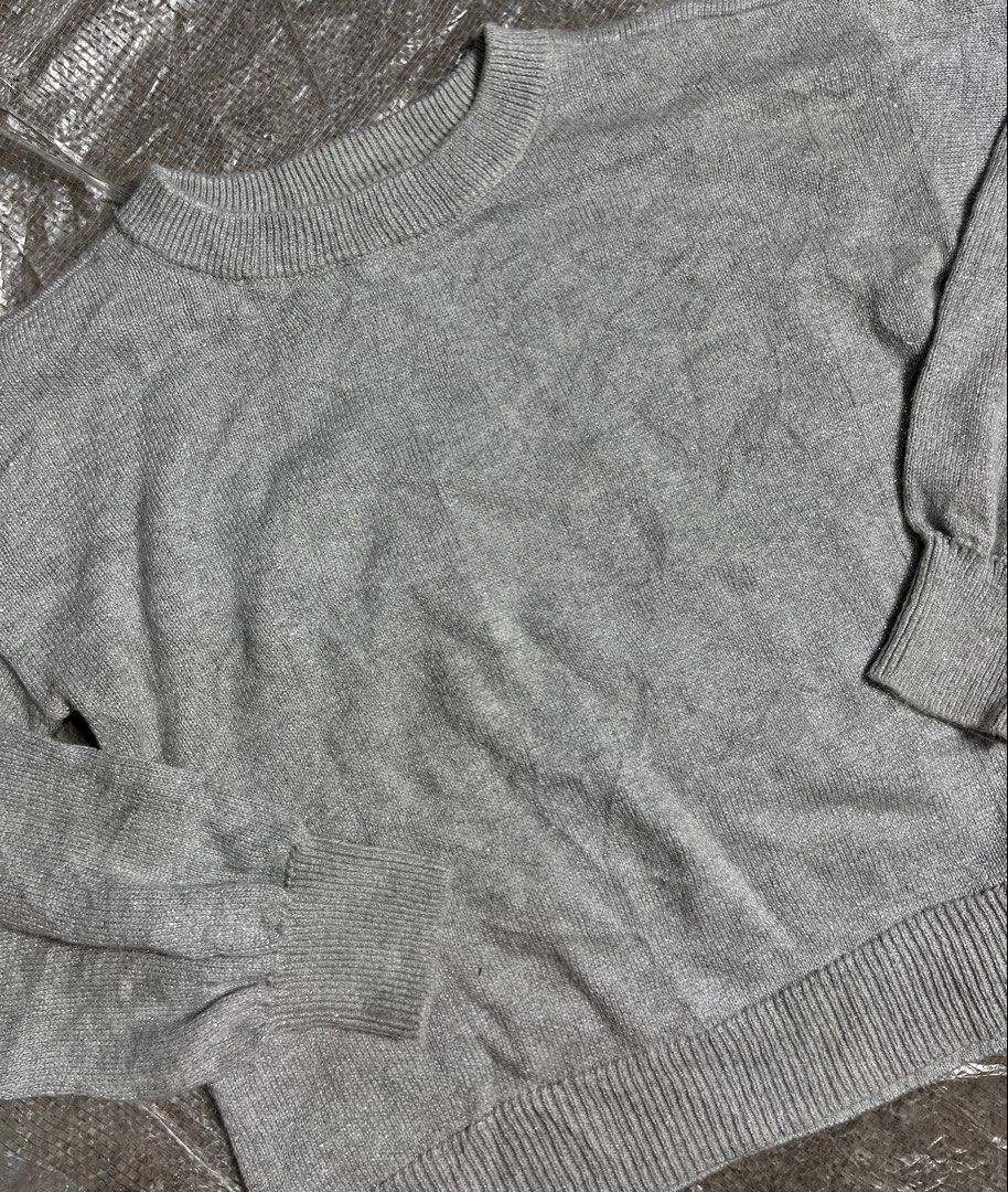 GAP Kids Grey Sweater 8-10Y (Category: Babies & Kids Fashion) located in Nabua. Submitted by siri14 (Listing ID 1441694855, Image 2). Description: - GAP Kids Grey Sweater - Size: 8-10 years - Long sleeves with ribbed cuffs - Mock neck with ribbed collar - Ribbed hem - High-quality knit - Perfect for everyday wear.
