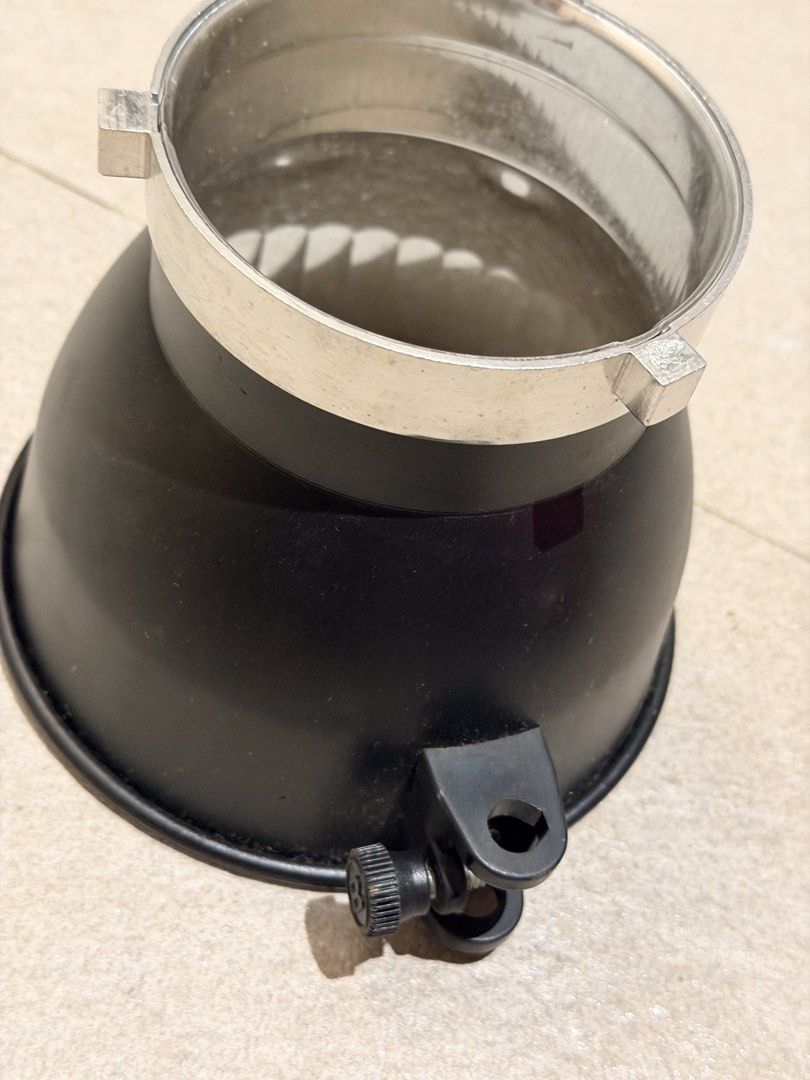 godox bowens mount umbrella reflector (Category: Lighting & Studio Equipment) located in Singapore. Submitted by jedi8489 (Listing ID 1441705262, Image 3). Description: godox bowens mount umbrella reflector .