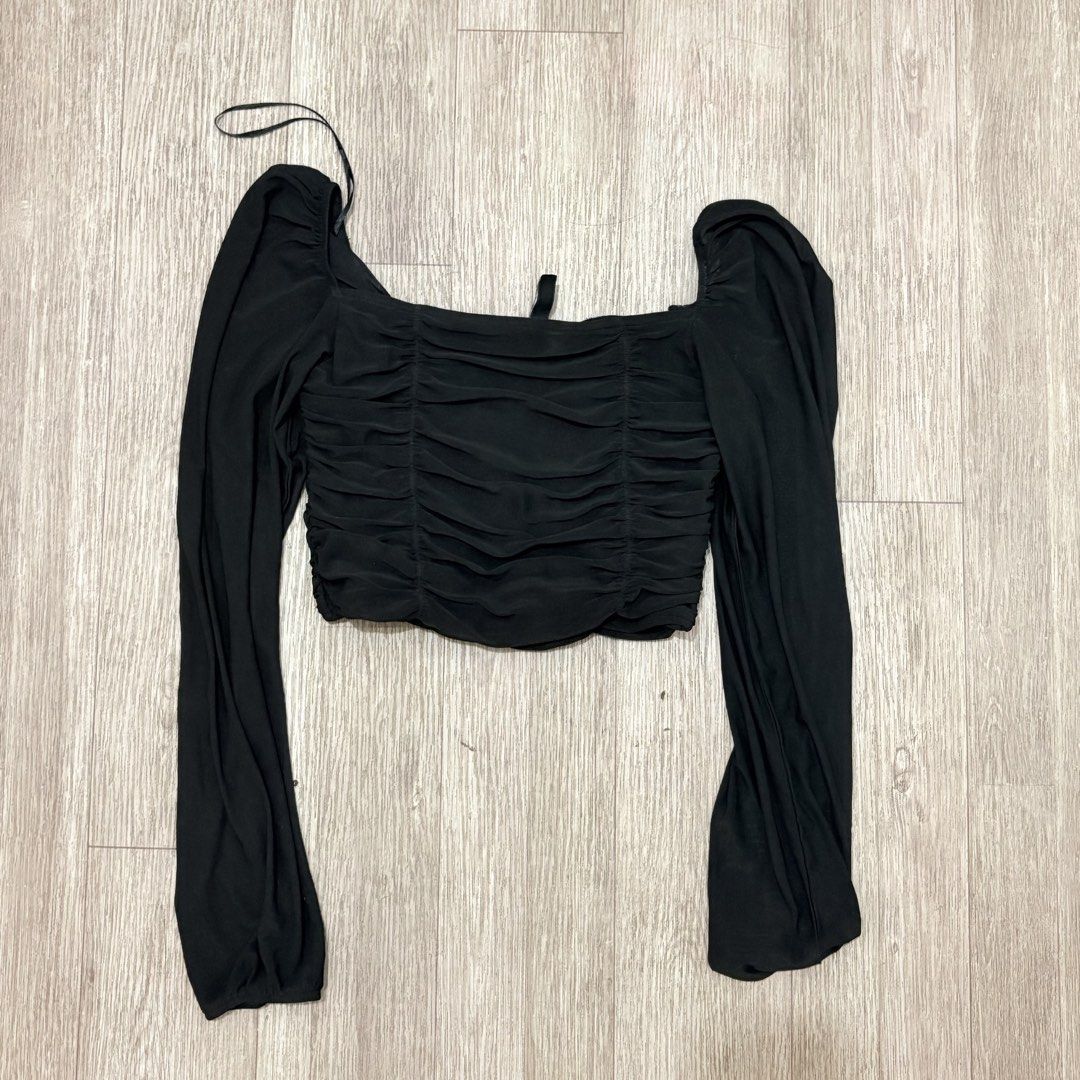 H&M Black Ruched Long Sleeve Crop Top (Category: Blouses) located in Caloocan City. Submitted by classic.piece (Listing ID 1441736670, Image 1). Description: - Brand: H&M Divided - Color: Black - Style: Long sleeve crop top - Features: Ruched front, square neckline, puffy flowy sleeves (slightly mesh sleeves) - No damage, good as new - Size: XS to S.