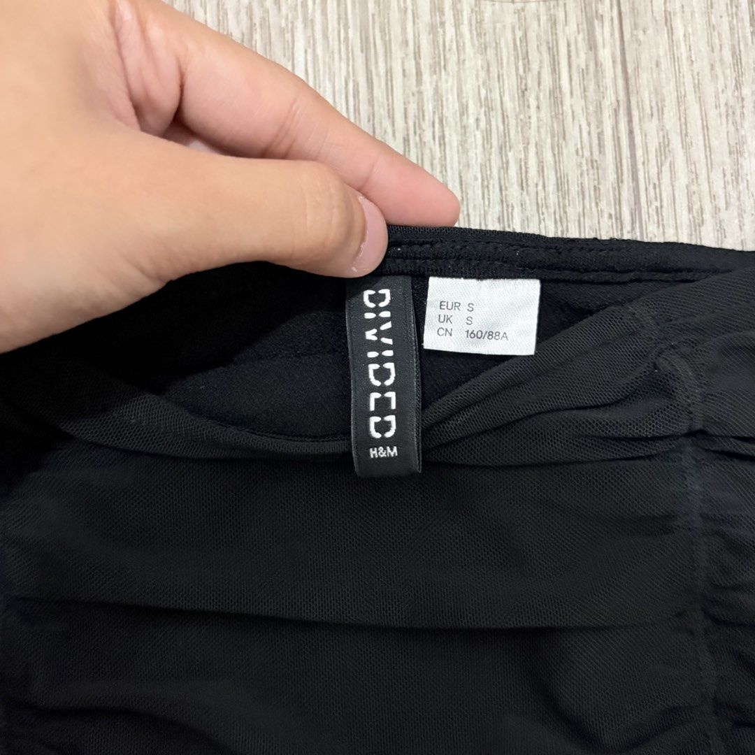 H&M Black Ruched Long Sleeve Crop Top (Category: Blouses) located in Caloocan City. Submitted by classic.piece (Listing ID 1441736670, Image 3). Description: - Brand: H&M Divided - Color: Black - Style: Long sleeve crop top - Features: Ruched front, square neckline, puffy flowy sleeves (slightly mesh sleeves) - No damage, good as new - Size: XS to S.