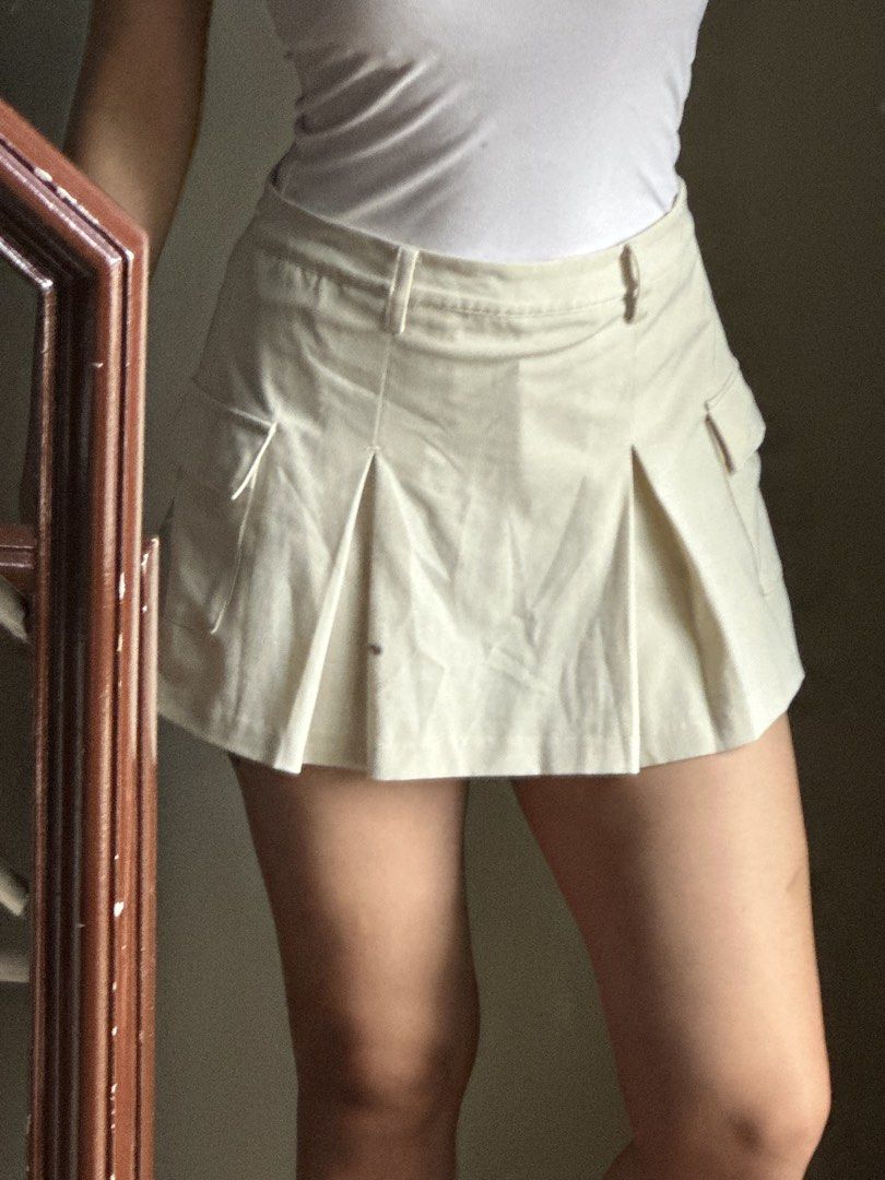 H&m Cream Pleated Cargo Mini Skirt (Category: Skirts) located in Calasiao. Submitted by closetniporsh (Listing ID 1441597873, Image 1). Description: - Cream colored mini skirt - Front pleats - Cargo pockets on the sides - Belt loops at the waist - Ideal for casual outfits.